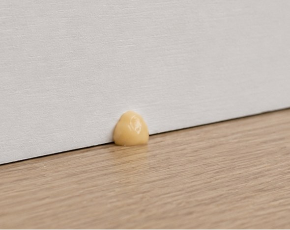 Single dot of cockroach gel bait applied for isolated activity.